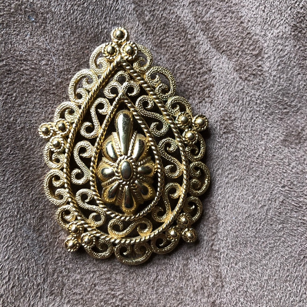 Vintage Trifari gold toned statement pendant